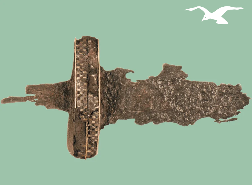 Fragment av vikingsverdklinge med synlig tang og hjaltedeltaljer