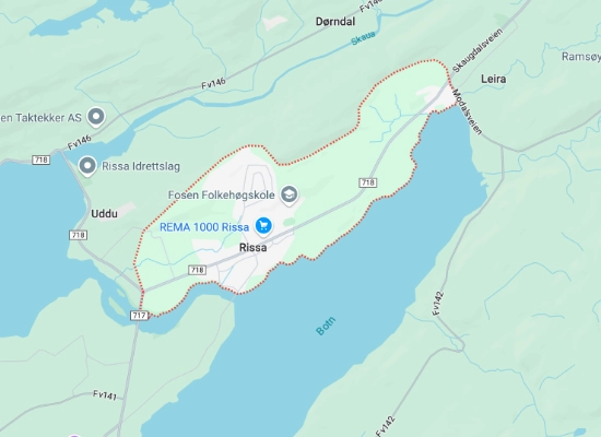 Map of Rissa municipality showing town center, REMA 1000 store, Fosen Folkehøgskole, and regional connections in Trøndelag, Norway