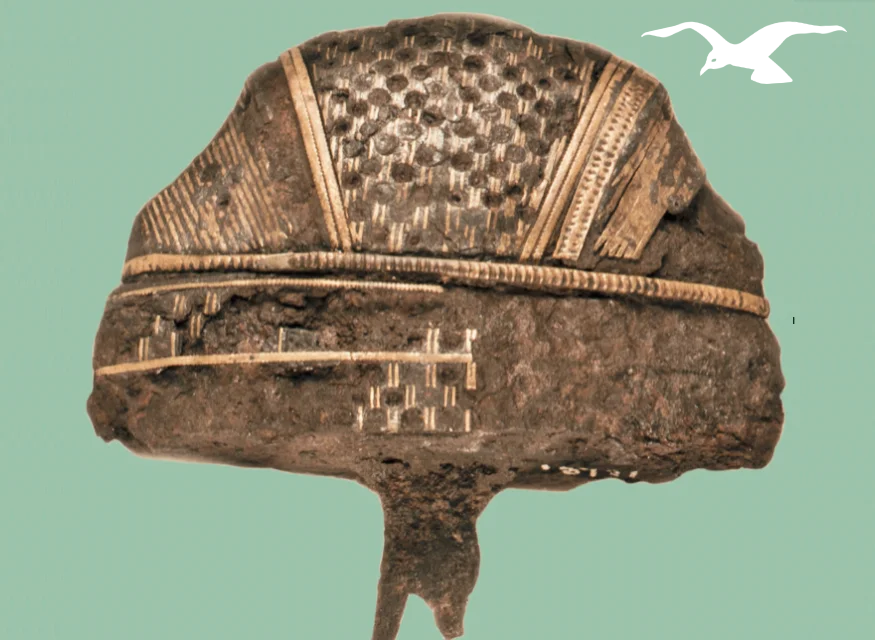 Dekorert sverdhjalt fra vikingtiden med kobberlister og ornamentikk