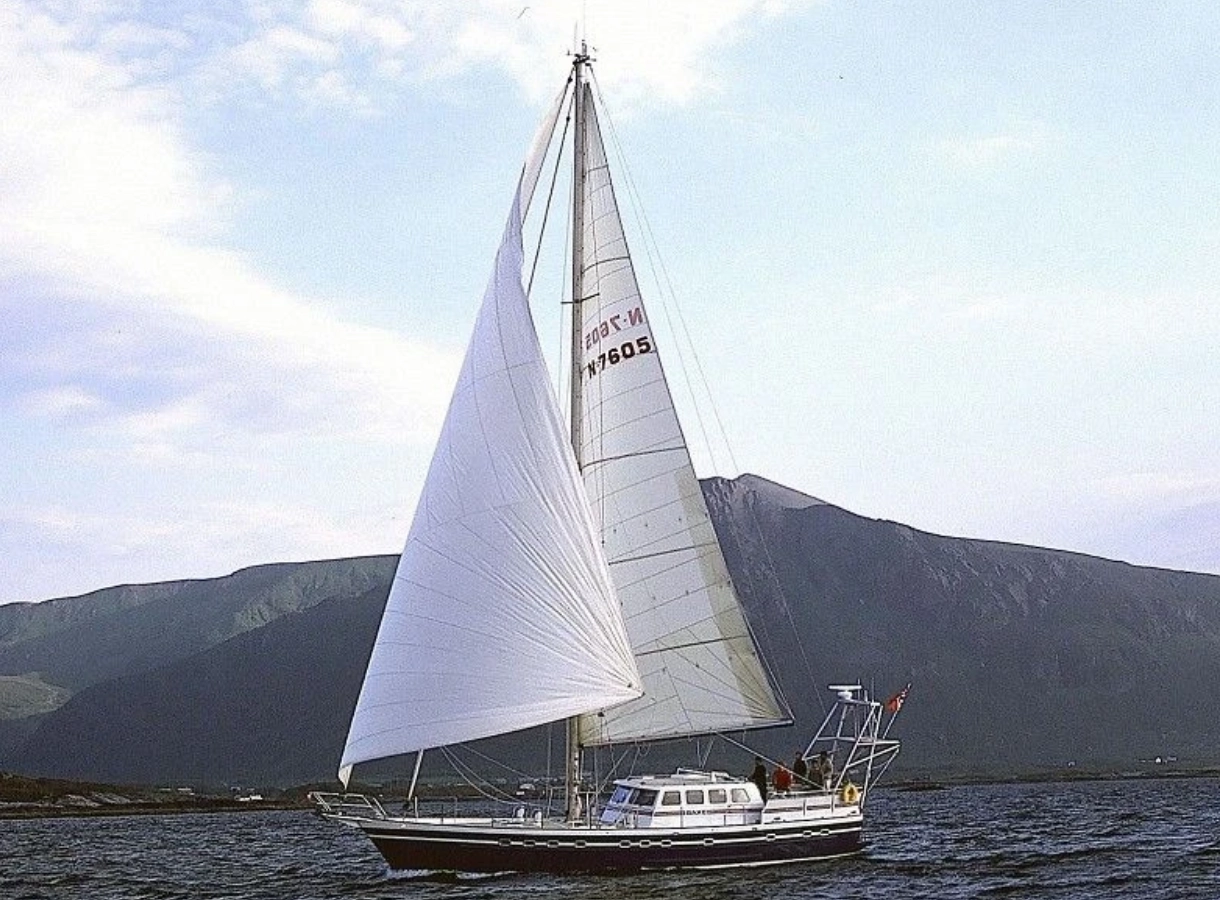 Seilbåt på fjorden langs norskekysten
