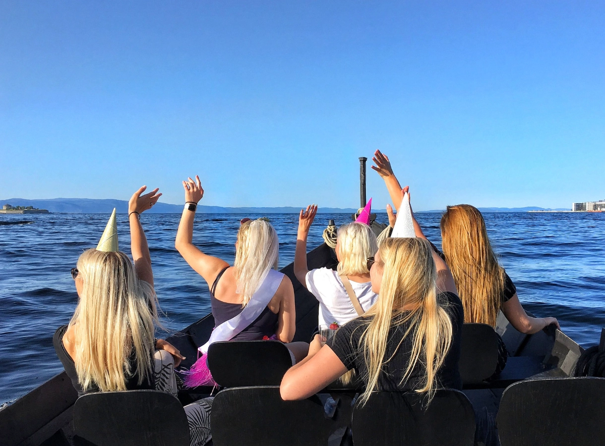 Båttur med passasjerer på fjorden