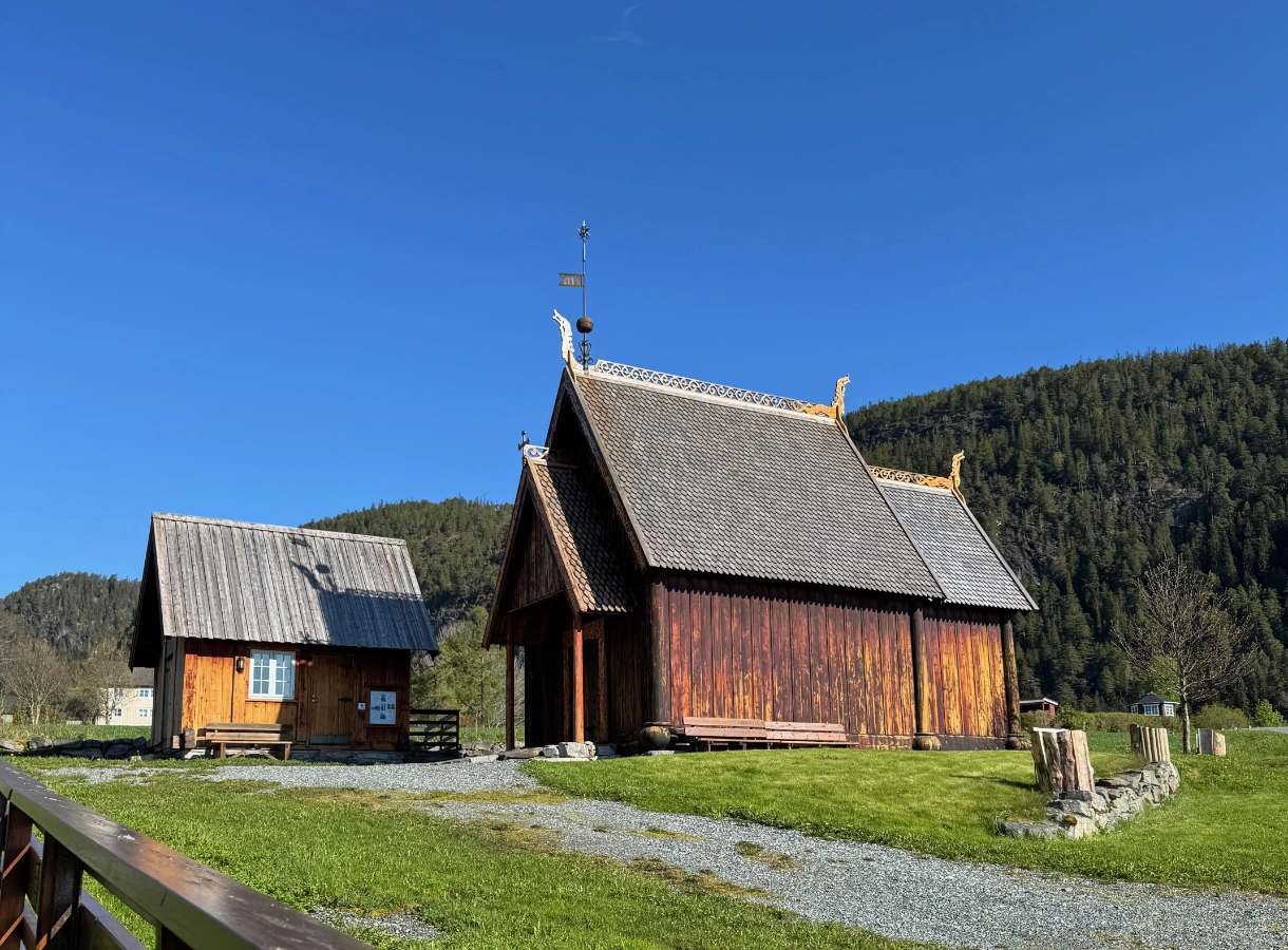 Hindrum Stavkirke – historisk kopi av Haltdalen stavkirke fra 1100-tallet