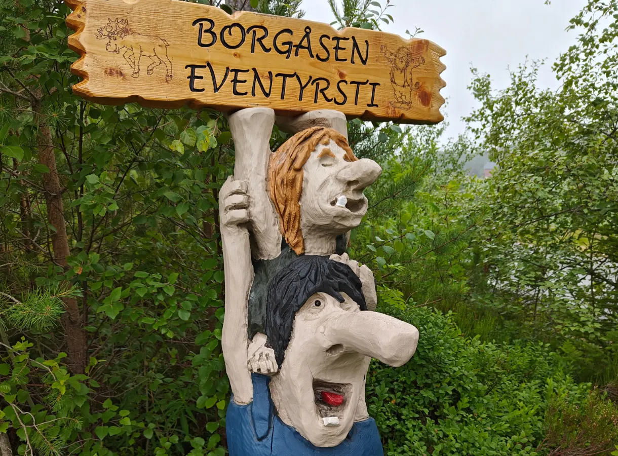 Bajkowy Szlak z drewnianymi figurami w lesie w pobliżu Trondheim, Norwegia