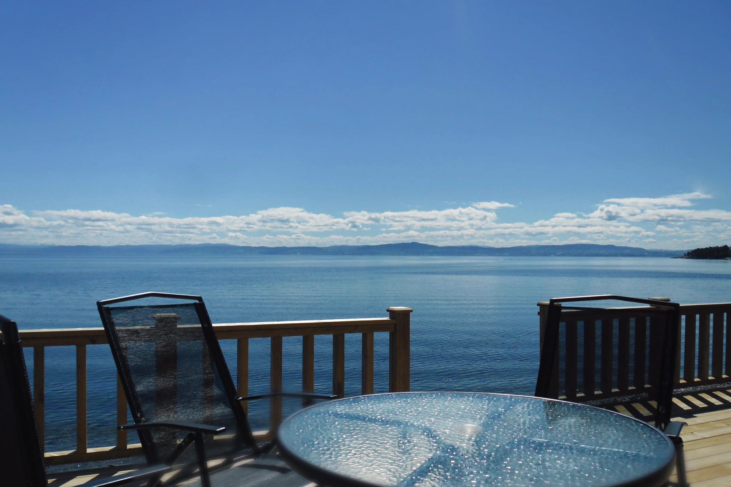 Utsikt over Trondheimsfjorden fra terrassen ved et feriehus på Hindrum Fjordsenter