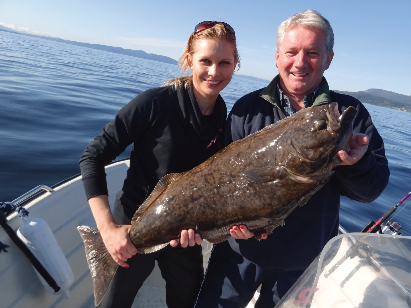 To gjester med kveite under sjøfiske i Trondheimsfjorden
