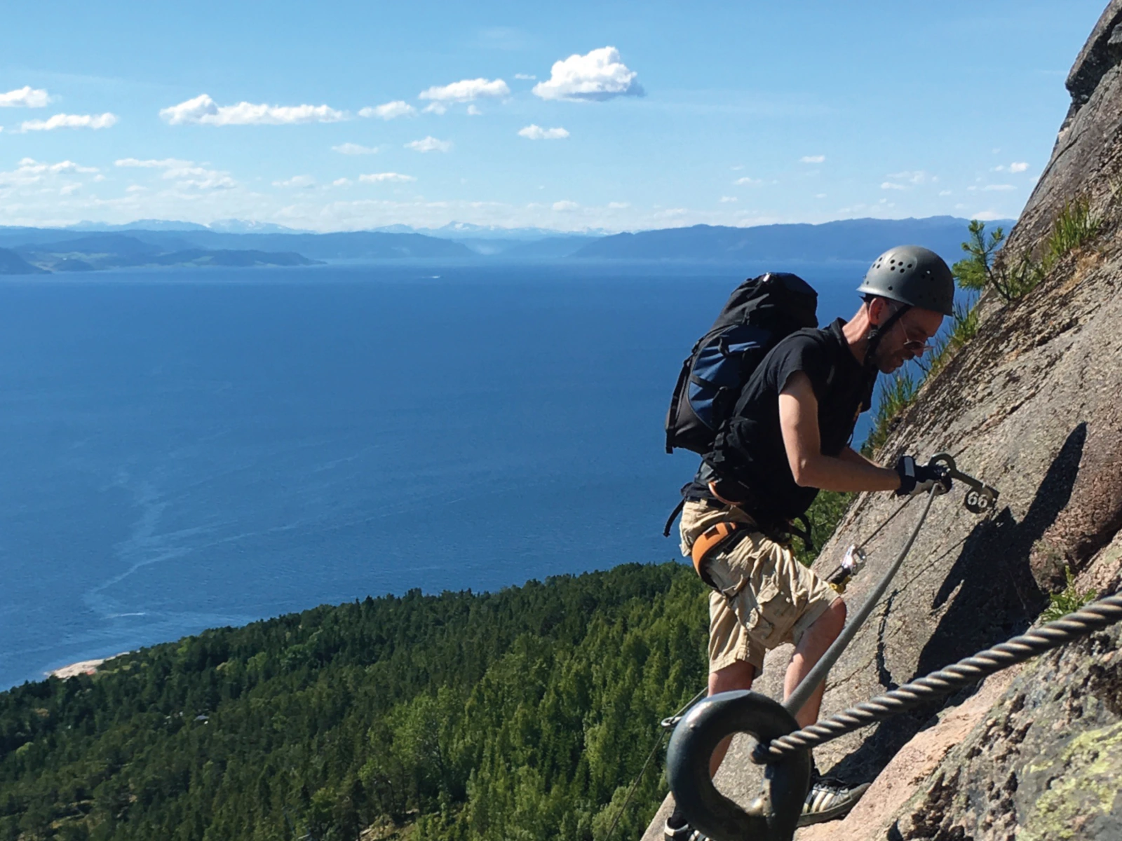 Klatrer på Munkstigen via ferrata med utsikt over Trondheimsfjorden