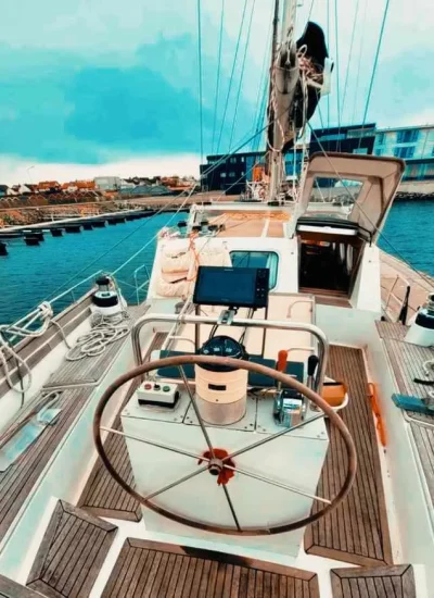 Raido Journeys spesialbygget Saxe 55 ekspedisjons båt outside 3